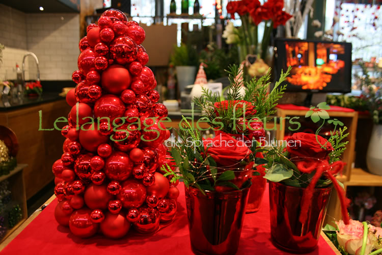 décoration de Noël, pyramide boule rouge